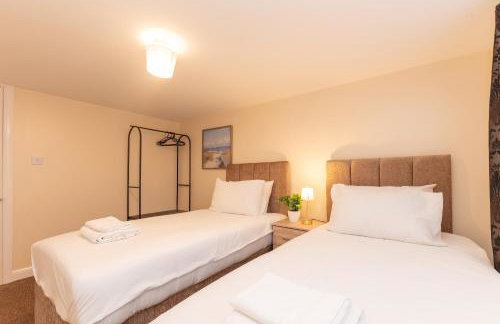 Spacious 4BR Home Walk to Station Parking - Pass the Keys - Foto 35