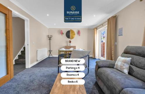Lochee 1 - Large 4 Bedroom House with 6 Beds and 3 bathrooms, TVs in each room, Free Parking, Fully Equipped, Local Amenities, Easy Ring Road Access by SUNRISE LONG LETS and SERVICED ACCOMMODATION DUNDEE - Foto 1