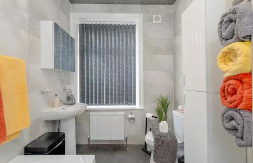 Family-Friendly 2-Bed Home with Games & Fireplace - Foto 6