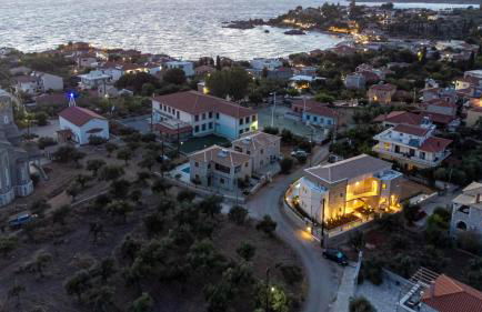 Kannas Mani Luxury Suites -Adults Friendly 14 Plus - Photo 4