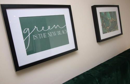 LUXURY 4 Bedroom 4 Ensuite Home in Penarth (Pool Table Games Room & BBQ Garden) with Sea Views - Photo 22