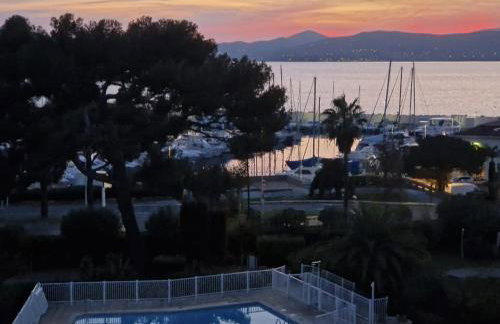 Beau 65 M2 en Front de Mer à St Raphaël - Piscine - Foto 41