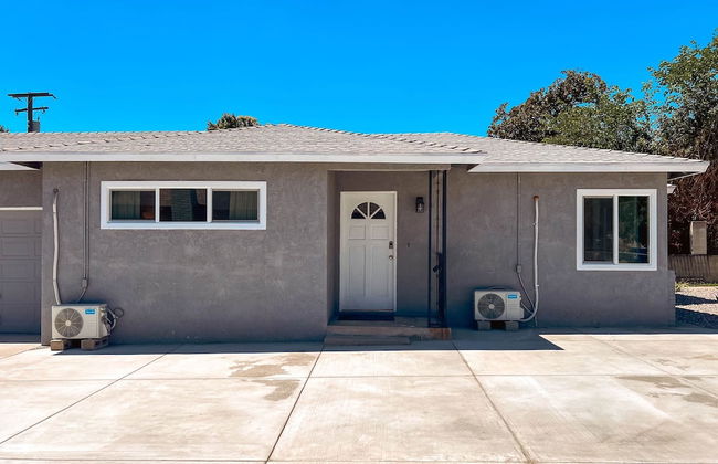 Cozy 2BR Home With Bright Interior Relaxing Patio - Foto 26