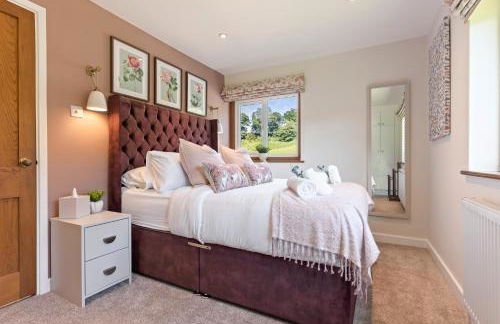 Stunning Countryside Home in Surrey by 53 Degrees Property, Ideal for Family Getaways, Private Tennis Court! - Foto 42