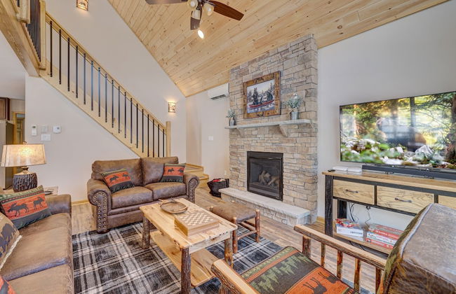 Over the Top Lodge by Avantstay Hot Tub, Shared Pool, Beach/lake Access - Foto 19