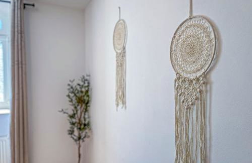 Gemütliche Ferienwohnung mit 2 Schlafzimmern, kostenfreiem Parkplatz, modernem Bad, Küche, Waschmaschine & Trockner - Foto 19