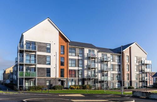 Lane End - Bright & Spacious 2-Bed Flat with Balcony & Parking - Foto 13