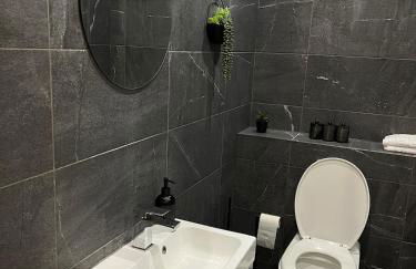 Home Near Etihad, Free Parking, Workplace & Garden - Foto 28