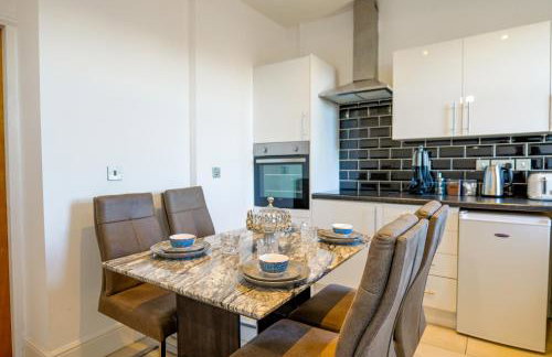 Zeenat Central Bury - Modern 2BR with Free Parking Sleeps 6 - Foto 18