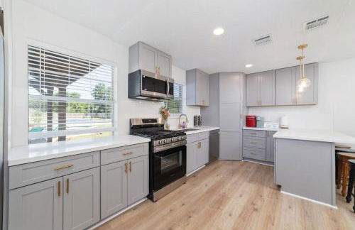 Pickleball-Basketball Oasis-Pool & Spacious Home - Photo 2