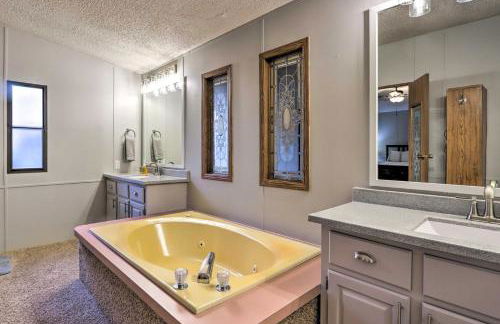 8 Mi to Beach Lake-View Haven in Linn Creek! - Foto 18