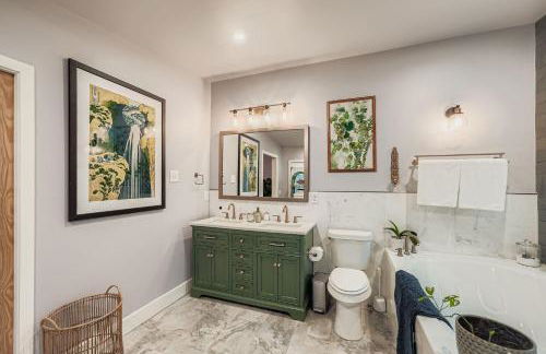 Elegant & Spacious Family Gem with Games, Office, Yard - Foto 4