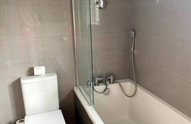 Three Bedroom House, Driveway, Bracknell Centre - Photo 13