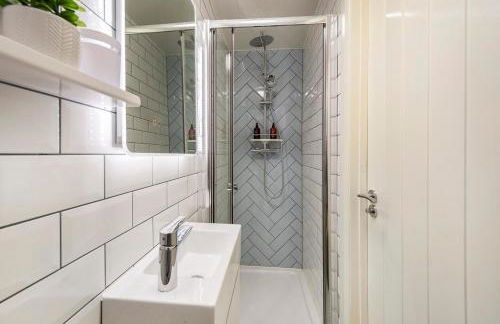 Guild Lodge 3 Bedrooms 3 Bathroom Home - Fast London Access - Photo 10