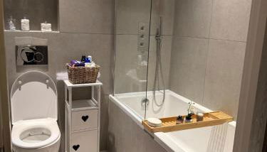 Cozy Luxury Apartment In The Heart Of Slough -The Bethel Suite - Foto 3, towels, Shower
