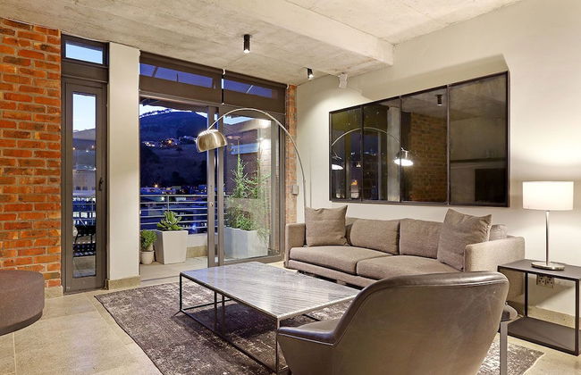 Metropolis 1108 - Adults Only - Photo 1