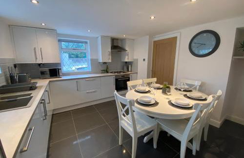 Modern 4-bed Cottage Llanwrst Town Centre & Parking - Snowdonia! near Betws-y-Coed - Photo 3