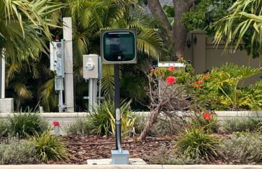 Waterside Retreat: Modern 2BR, Mins to Beach & Apt - Photo 47