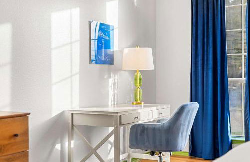 Resort Style Backyard Pool Pickleball Court - Foto 32