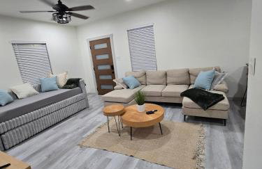 Modern B&W Coastal Retreat 2BR 2BA and Laundry - Foto 8