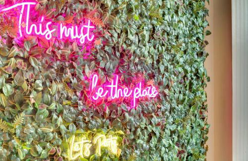 Newcastle CITY APT5,FREE STREET PARKING,4 BEDROOM HOUSE WITH 2 FULL BATHROOM AND KITCHEN,ALL ROOMS WITH TVs,7 BEDS,NETFLIX - Photo 7