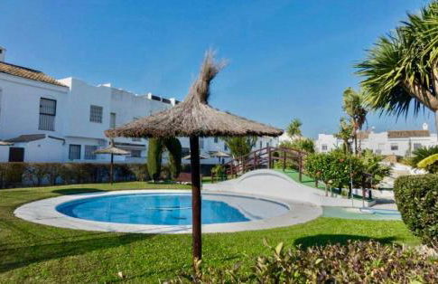 Stylish 3-Bedrooms Getaway with Terrace & Pool - Foto 41