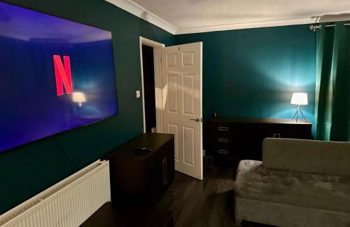 Cozy Four-Bedroom Home with Hot Tub, Garden, CONTRACTORS WELCOME - Close to Shops, Restaurants, Hospital and Park - Photo 6