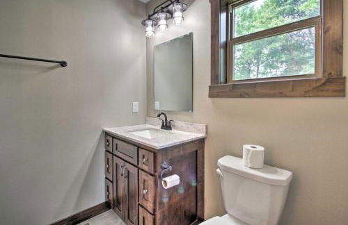 Lakefront Retreat with Dock and Game Room and Deck - Foto 28