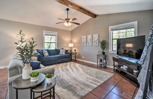 Canyon Lake Hideaway with Fire Pit and Yard! - Foto 2