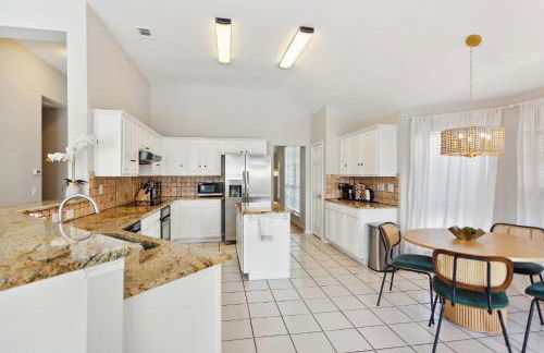 Family Fun Retreat- Pool & Entertainment Haven! home - Foto 17