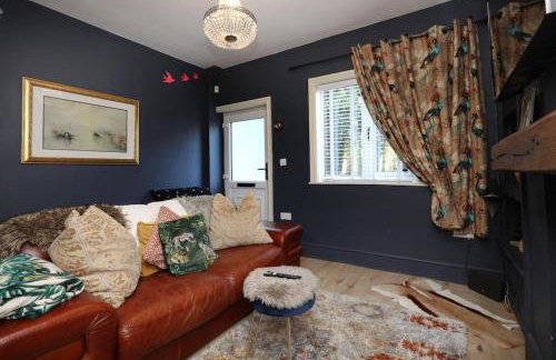 Cosy 2-Bed Home by Pink Flamingo Holdings, Perfect for Business & Groups - Photo 12