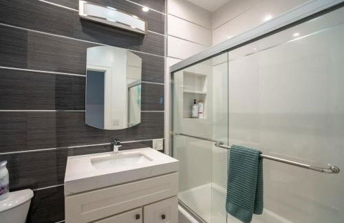 Oak Manor - Chic & Stylish 2BR Apartment Retreat - Photo 5