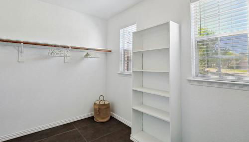 Wellness Oasis 5BR W Pool + Huge Yard + Fire Pit - Foto 5, wardrobe