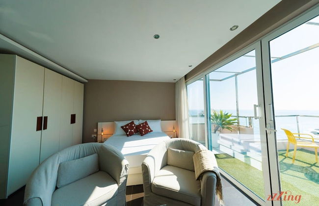 Gorgeous Seaviews From a Stunning Studio - Photo 9