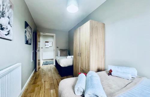 Lovely 4 bed (sleeps 8) apartment close to city - Foto 9