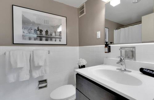 Large 3 bedroom Family Suite, Private Balcony, 5 min to DCA, Gym, Pool and more! - Photo 8