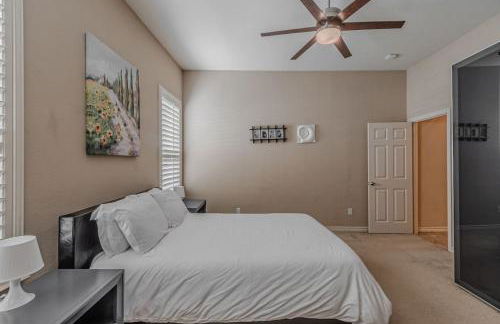 The Castle by the Lake with Pool and Balcony near Grandscape - Foto 67