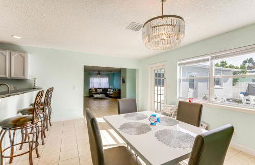3 Mi to Riviera Beach! Group-Friendly Home with Yard - Foto 10