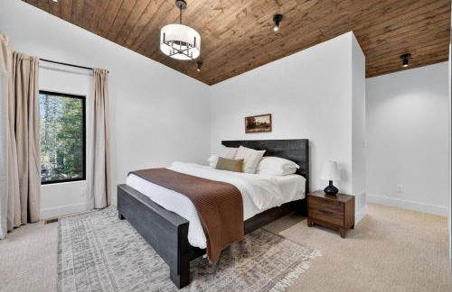 The Luxe House | Upscale Cabin w/ Hot Tub & Fire Pit! - Foto 57