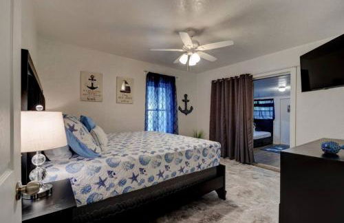 Shark Shack large house minutes to the beach - Photo 8