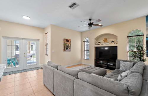 Tranquil & Spacious Family Retreat Swimming Pool - Foto 16