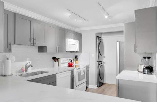 Eleuthera - 2x2 Fully Updated Old Town Waterfront Corner Condo - Photo 7