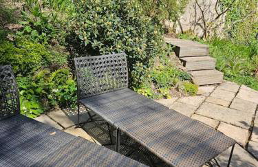 Treetops Lodge, private Cornish hideaway, parking, garden - Foto 14