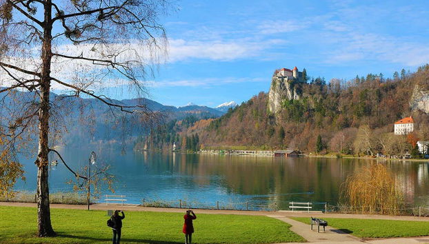Passeio pelas margens do lago