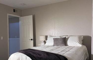 Bright & Spacious 5BR Modern Vacation Home - Near Disneyland & Beaches - Photo 30