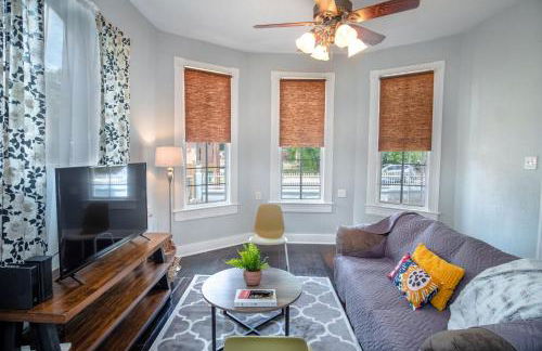 Stunning 2br/1ba Historic Pad Few Steps Downtown - Photo 2