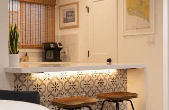 2026 Award Winner, Luxe 2BR, steps to sand & pier, with fire pit, AC and parking - Foto 18