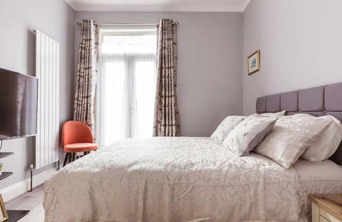 4 bedroom house, 2 Min Walk From Station - Photo 9
