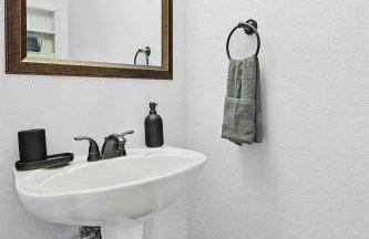 Modern Comforts & Classic Charm w Pool 5BD - Foto 35