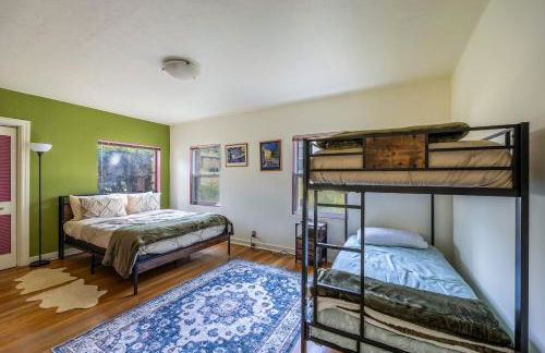 Cozy 2BR Home Near UNR with Large Deck & Parking - Foto 28